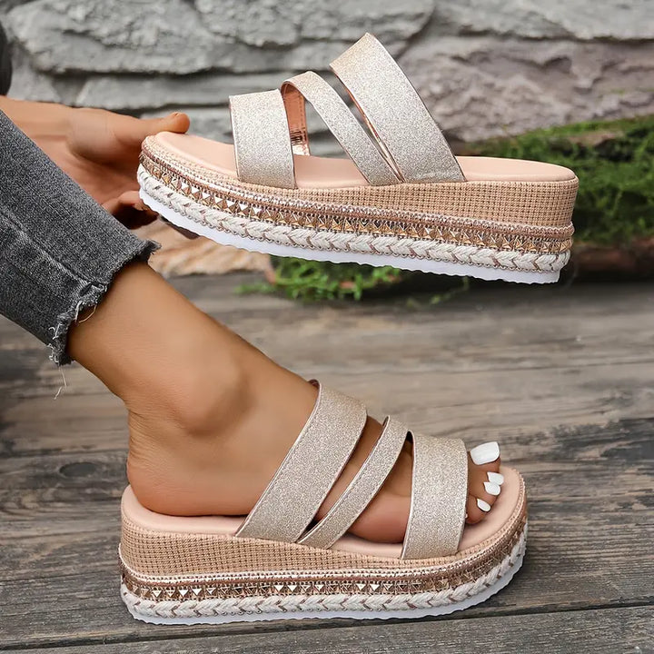 Sabela - Sandalias doradas de cuña elegantes