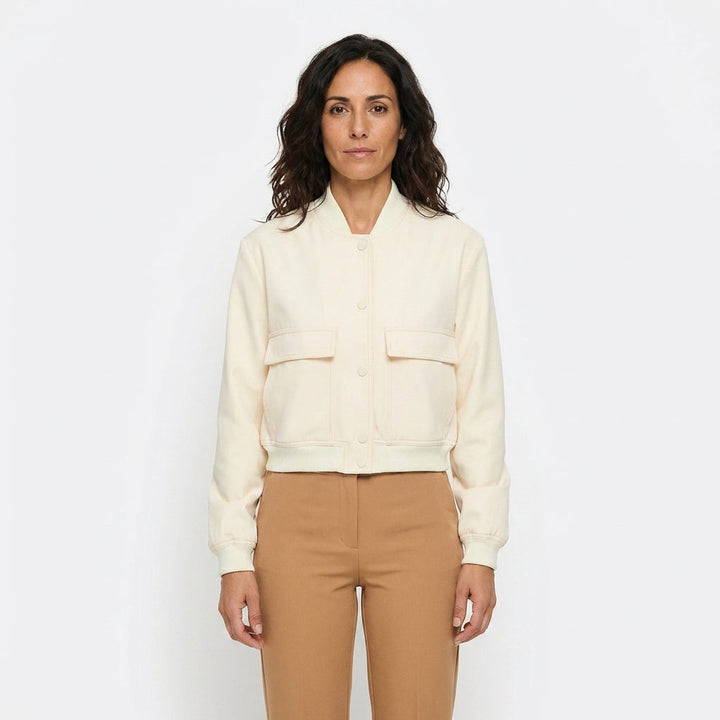 Bomber Mujer Crema | Chaqueta Crop con Bolsillos — Isabella Torres